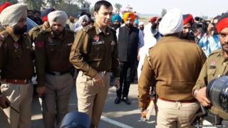 धमाके के बाद मौक़े पर पहुंचे पुलिस अधिकारी