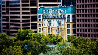Edifício antigo entre construções modernas