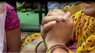 लखनऊ में धरने पर बैठा परिवार