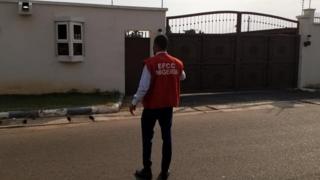 Aworan oṣiṣẹ EFCC niwaju ile Saraki ti wọn gbẹsẹ le nilu Ilorin