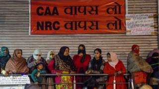शाहीन बाग में CAA के खिलाफ प्रदर्शन करतीं महिलाएं