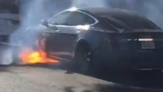 Тесла Майкла Морриса в огне в Лос-Анджелесе