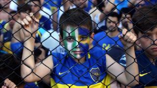 Фанат "Бока Хуниорс" на акции памяти "Шапекоэнсе"