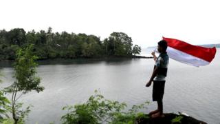 Anselmus mengibarkan bendera Indonesia