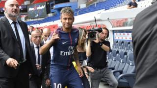 Des dizaines de milliers de personnes ont acclamé Neymar au Parc des Princes