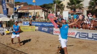 Paolo Maldini, 49 ans dans une semaine, et son entraîneur de tennis Stefano Landonio, 45 ans, joueront le double du tournoi challenger de Milan à partir du 26 juin après avoir obtenu une wild-card en remportant un tournoi rodéo.