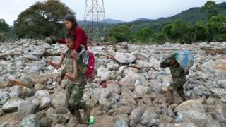 Menina é resgata de escombro na Colômbia