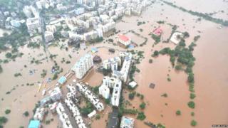 पूरात बुडालेल्या इमारती