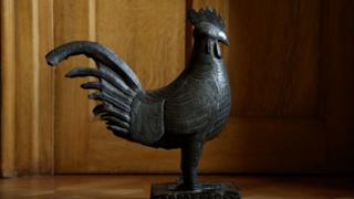 Photo non datée d'une statue de coquelet en bronze prise par les forces coloniales britanniques en 1897 avant d'être offerte au Jesus College, fournie par l'Université de Cambridge.