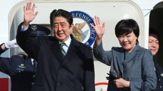 安倍夫婦登機出發