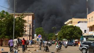 La fumée enveloppe Ouagadougou après la double attaque perpétrée vendredi.