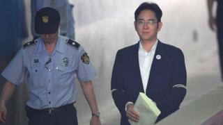 Lee Jae-yong trên đường bị áp giải tới tòa án ngày 07/08/2017