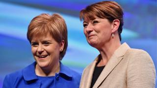Nicola Sturgeon a Leanne Wood