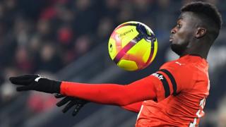 Le jeune attaquant sénégalais est finalement gardé par Rennes pour un contrat de 15 millions d'euros.