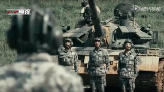Трое мужчин в униформе стоят перед танком, затылок головы и плечи человека отдают им приказы на переднем плане