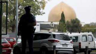 Christchurch'te El Nur Camii yakınlarındaki bir polis