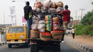 Wadannan mutanen biyu da ke bayan a-kori-kurar da ke dauke da kayan-miya a birnin Lagos na Najeriya
