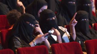 Perempuan Arab Saudi menonton festival film pendek di ibu kota Riyadh, 20 Oktober 2017 lalu.