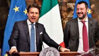 Giuseppe Conte (solda) ve Matteo Salvini