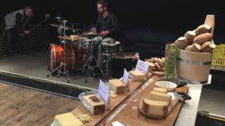 Queijos ao lado de músicos