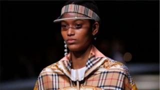 Burberry defilesi