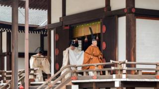El emperador Akihito durante la ceremonia de despedida de su reinado en el palacio imperial de Tokio.