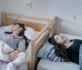 Dos hermanas que sufren el síndrome de la resignación.