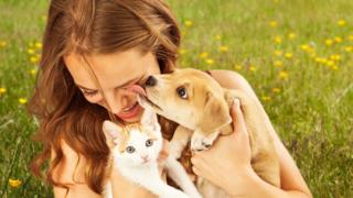 Mujer con perro y gato