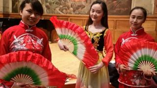 Aelodau Sefydliad Confucius Prifysgol Bangor yn trafod dawns draddodiadol am gasglu dail tê