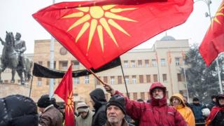Makedonya'da ülkenin ismini değiştiren anlaşmaya karşı çıkanlar, ellerinde eski Makedonya bayrakları ile protesto düzenlemişti, 9 Ocak 2019.