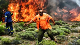 Пожарные борются с пламенем в Греции