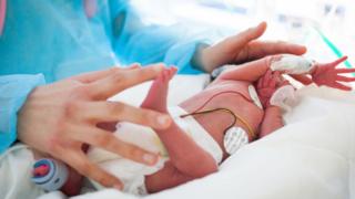 Un bébé entretenu par un médecin dans une clinique (illustration).
