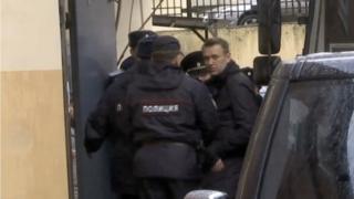Aleksey Navalnıy mahkemeye götürülürken