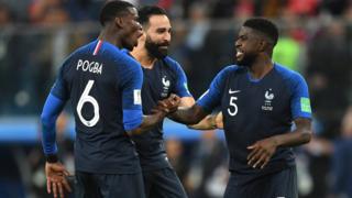 Paul Pogba, Adil Rami ve Samuel Umtiti Fransa'nın finale çıkışını kutluyor.