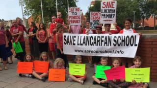 Кампании, борющиеся за спасение начальной школы Лланкарфана