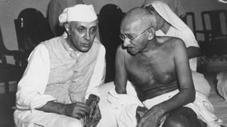 ગાંધીજી જવાહરલાલ નહેરુ સાથે