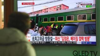Homem assiste em Seul reportagem na TV sobre trem que teria levado Kim Jong-un a Pequim