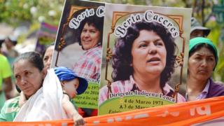 Плакаты Берты Цечерес несут во время демонстрации Международного женского дня в Тегусигальпе 8 марта 2016 года