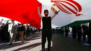 政府支持者たちの集会(3日、イラン・アフバーズ)
