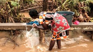 Umudamu ariko aramesura mu mazi acafuye i Buzi muri Mozambique, itariki 23/03/2019
