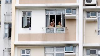 香港九龙红磡"光复红土"游行一对年长男女从住所中眺望游行情况(17/8/2019)
