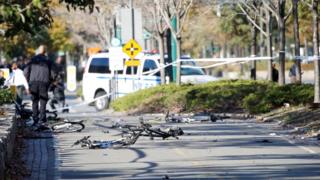 Bicicletas atingidas por motorista de veículo em Manhattan nesta terça