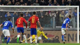 Daniele de Rossi waxa uu xalay dheelay kullankiisii 108-aad ee Taliyaaniga uu u ciyaaro.