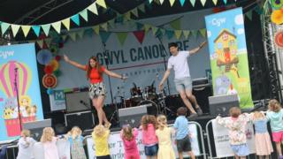 Elin a Huw, cyflwynwyr Cyw