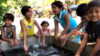 પાણીમાં રમતાં બાળકો