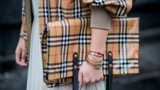 Abrigo y bolso Burberry