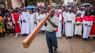 Perayaan Paskah harus disesuaikan dengan keadaan yang tak memungkinkan untuk pawai seperti di Kenya ini.