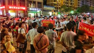不少高校学生加入现场声援团,支持维护工人权益