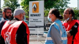 Сотрудники французского автопроизводителя Renault собрались возле одной из его площадок в Париже в знак протеста