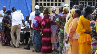 Guineans line up to cast their ballots in the presidential elections in Conakry, Guinea 11 October 2015.